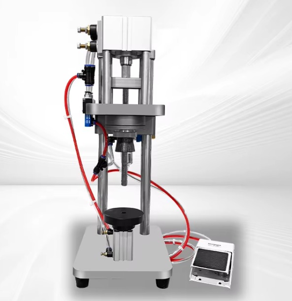 Yarı otomatik valf kapak kapatma makinesi, özellikle sıvı dolum işlemi sonrası ürün kapaklarının güvenli ve hızlı bir şekilde kapatılması için kullanılan bir endüstriyel ekipmandır. El ile müdahale edilen ancak kapatma işlemini otomatik olarak gerçekleştiren bu makineler, orta ölçekli üretim hatlarında oldukça yaygındır. Valfli şişe kapaklarını kolaylıkla sıkan bu sistem, operatöre sadece kapağı yerleştirme ve düğmeye basma işlemini bırakır. Bu sayede hem zaman tasarrufu sağlar hem de kapakların eşit torkta kapatılmasını mümkün kılar. Gıda, kimya, kozmetik ve temizlik ürünleri üretiminde hijyenik ve verimli bir çözüm sunar.